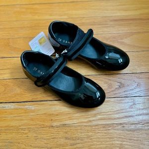 NWT Danskin Girl’s Tap Shoe size 12 with Velcro
